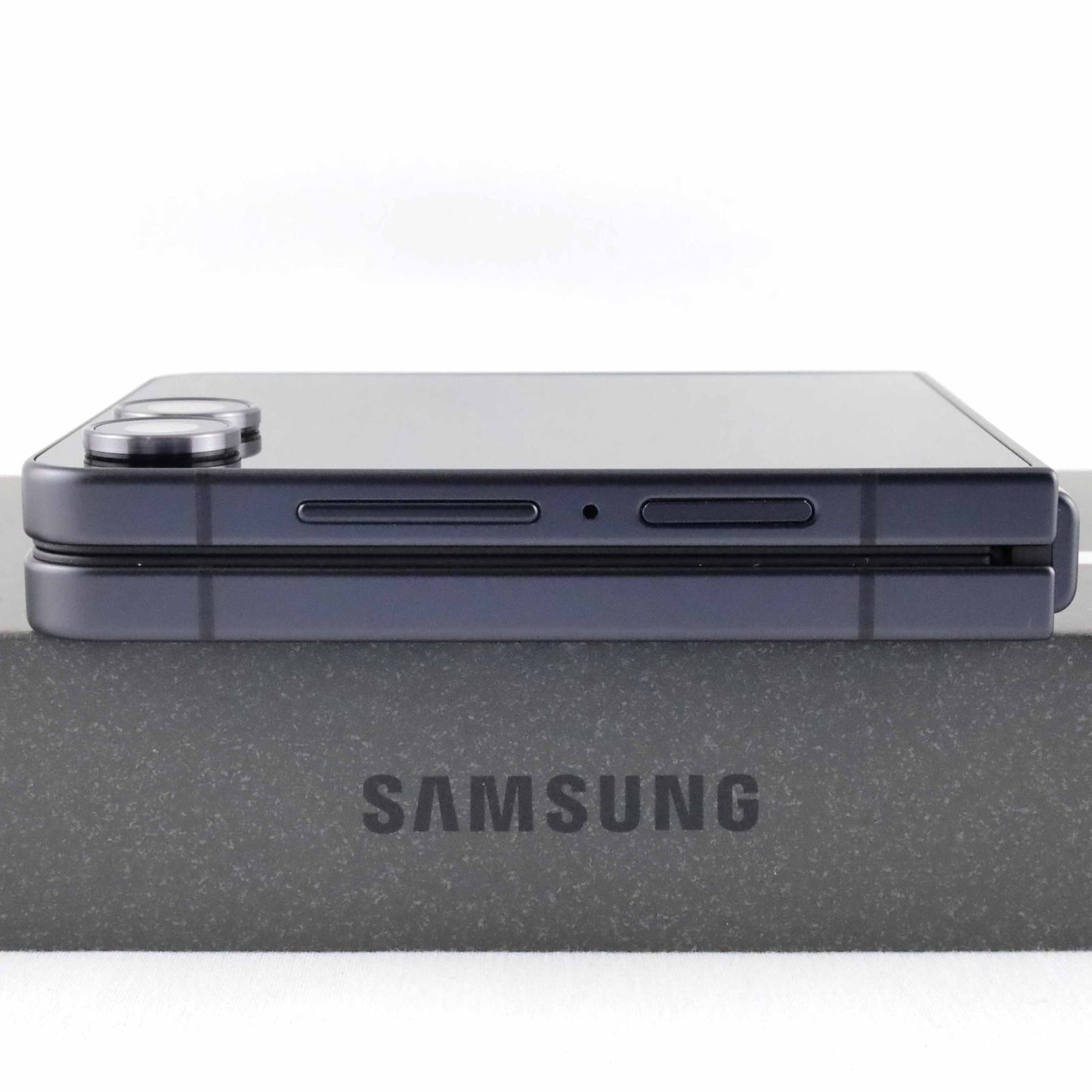 C+ランク Galaxy Z Flip7 12/512GB JetBlack SM-F7660 台湾版【90日保証】