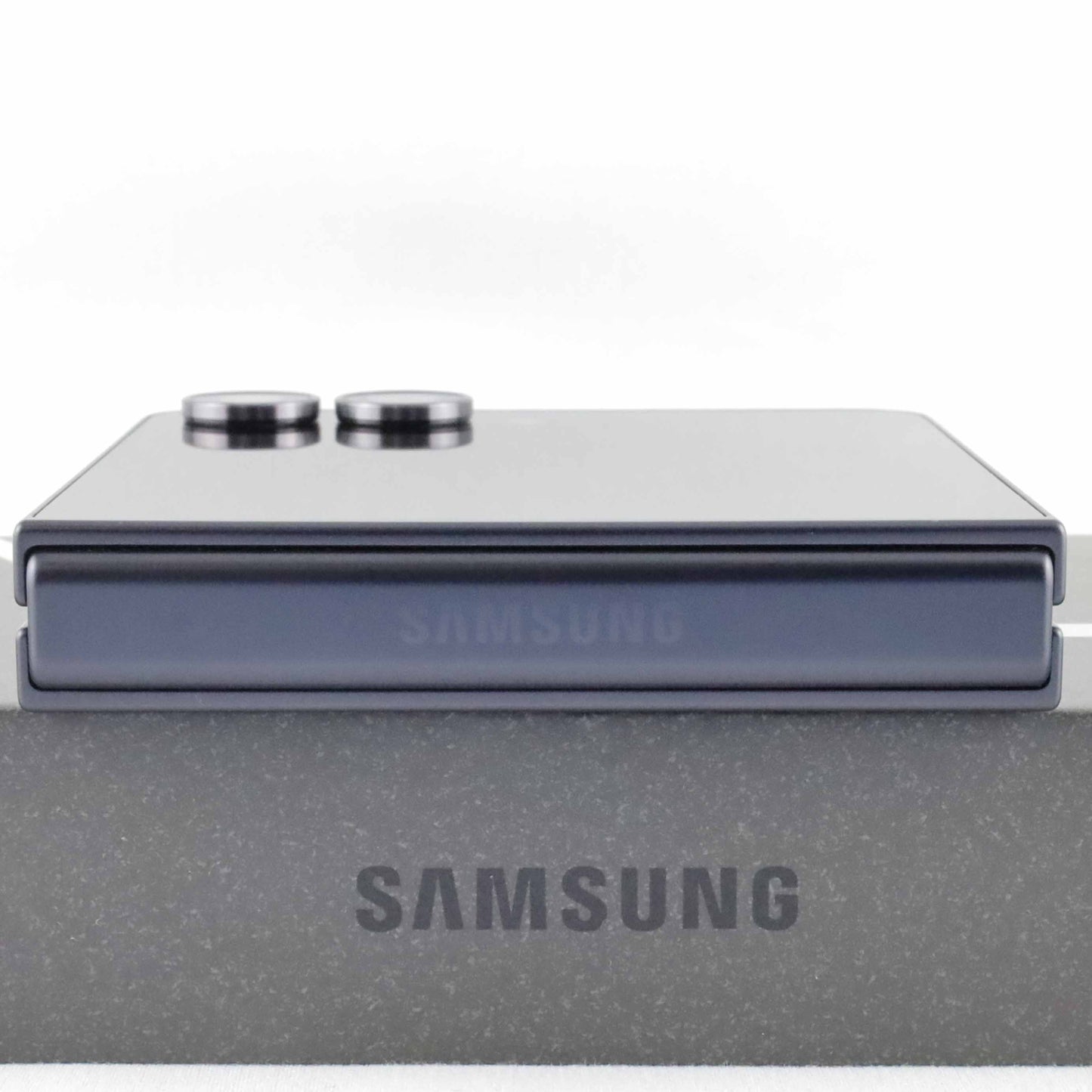 C+ランク Galaxy Z Flip7 12/512GB JetBlack SM-F7660 台湾版【90日保証】