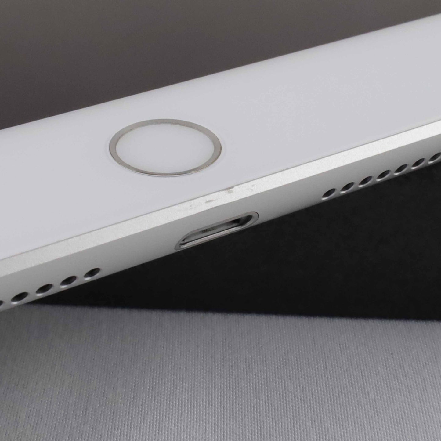 B+ランク iPad（第8世代） Wi-Fi+Cellular 128GB  Silver MYMM2J/A 国内版【90日保証】