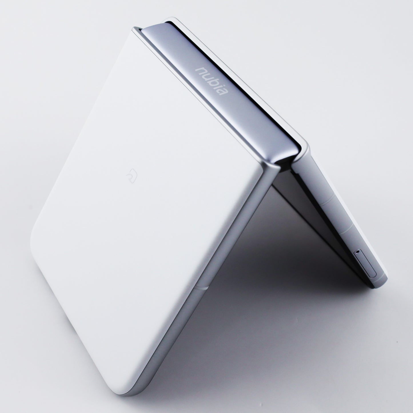 C+ランク  nubia Flip 2 6/128GB white A404ZT ワイモバイル版【30日保証】