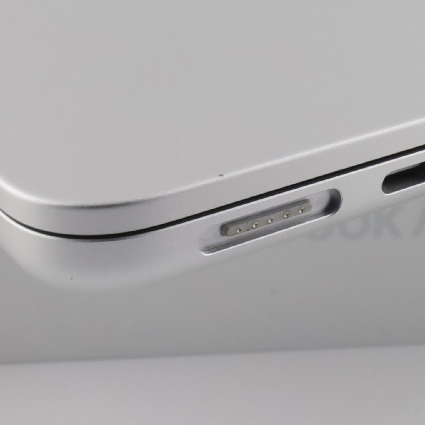 Cランク MacBook Air Liquid Retinaディスプレイ 13.6インチ M2チップ 2022 MLY03J/A 国内版【90日保証】