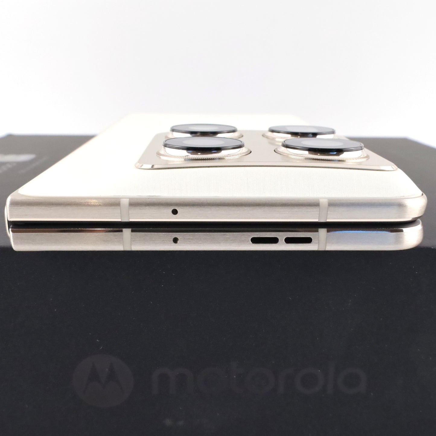 C++ランク motorola razr fold 16/512GB Pantone Lily White XT2651-1 YDM18642341P グローバル版【90日保証】