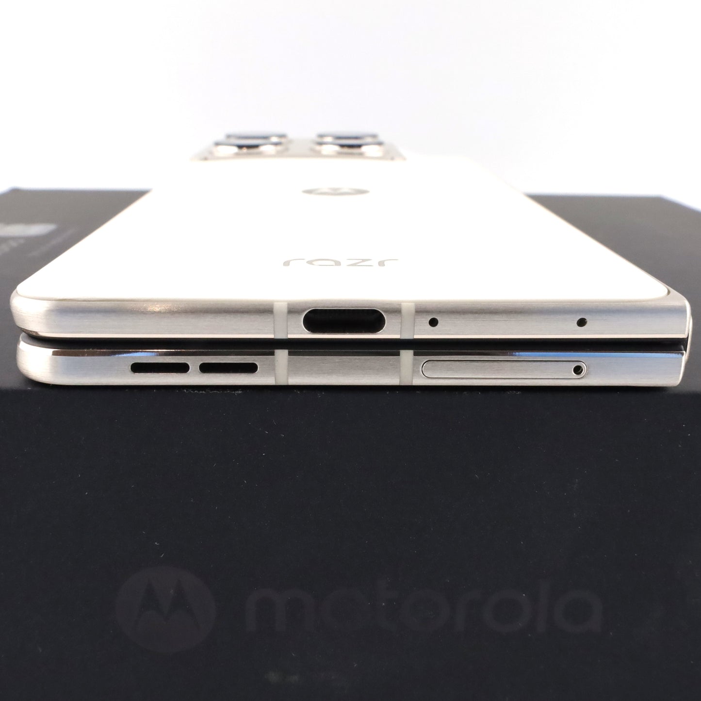 C++ランク motorola razr fold 16/512GB Pantone Lily White XT2651-1 YDM18642341P グローバル版【90日保証】